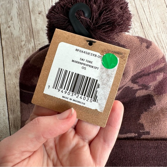 NEW WITH TAGS THE NORTH FACE BROWN CAMO POOF BALL HAT SKI TUKE HAT - Picture 3 of 4